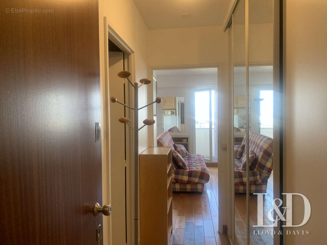 ENTRÉE AVEX PLACARDS - Appartement à PARIS-19E