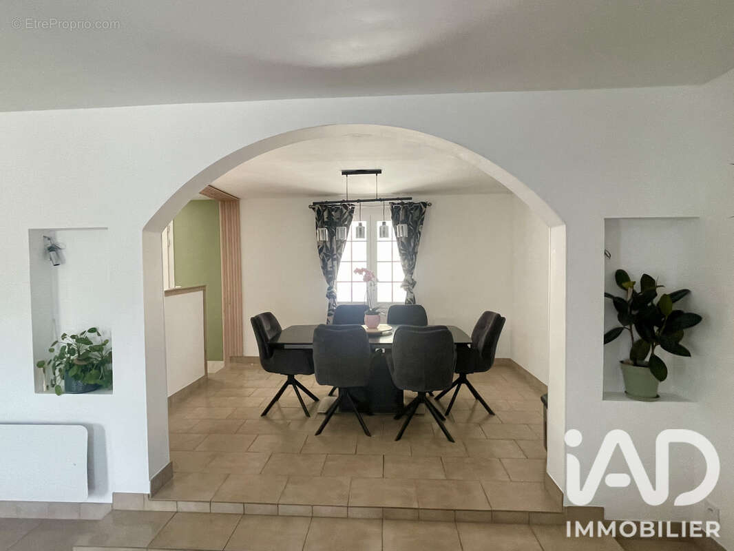 Maison 175 m² à Saint-Martin-Du-Tertre  - photo 4
