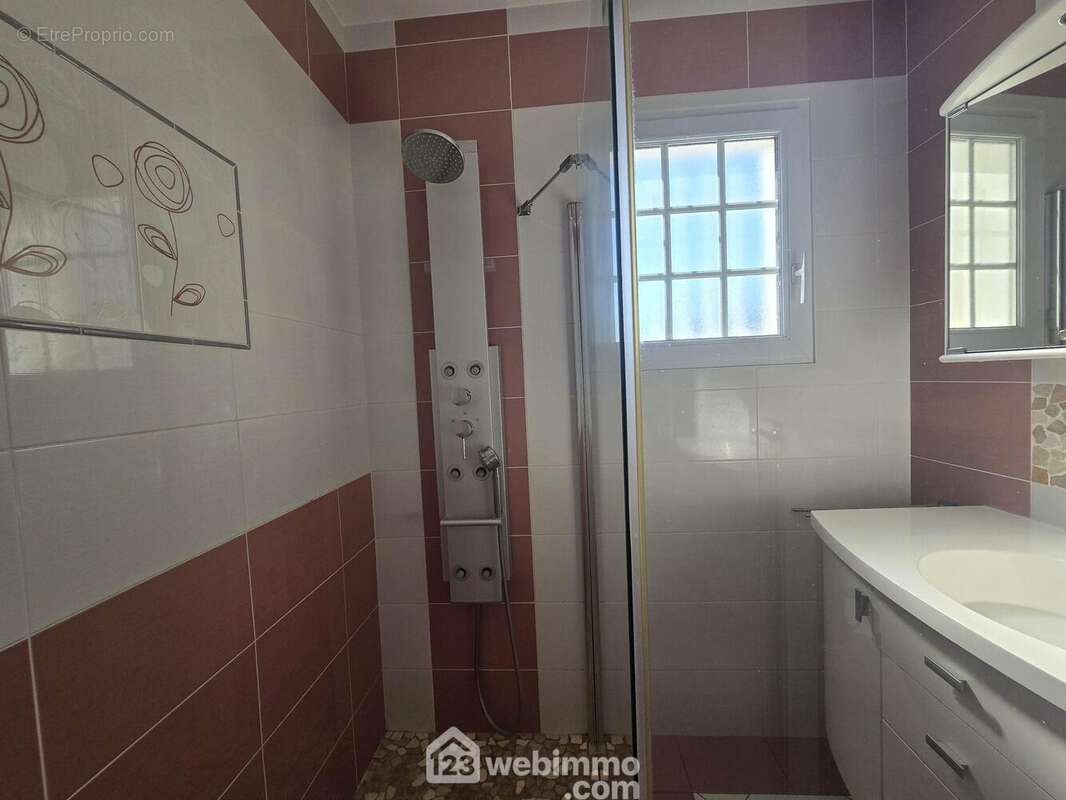 Salle de douche du rez de chaussée. - Maison à TALMONT-SAINT-HILAIRE