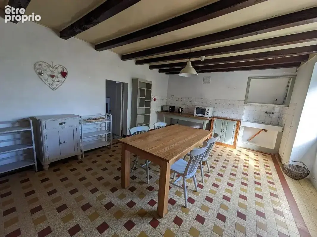 Maison traditionnelle en pierre avec jardins clos et garage/atelier. - photo 3