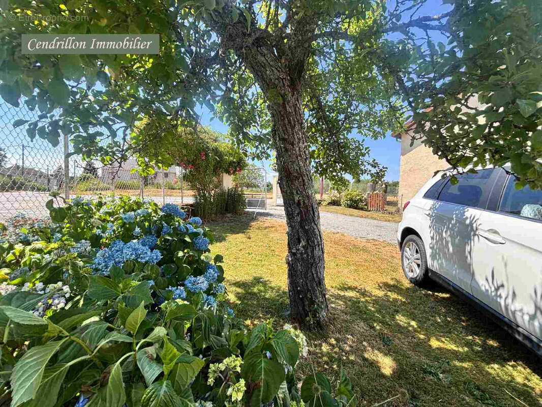Tout petit prix ! Maison indépendante à rénover offrant un jardin, une dépendance et un emplacement privilégié - photo 24
