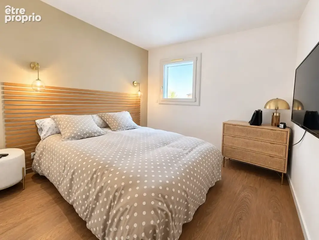 Côté Port, une vue panoramique sur la mer, le port et le Mont Saint-Clair pour ce superbe appartement rénové avec piscine, entre - photo 8