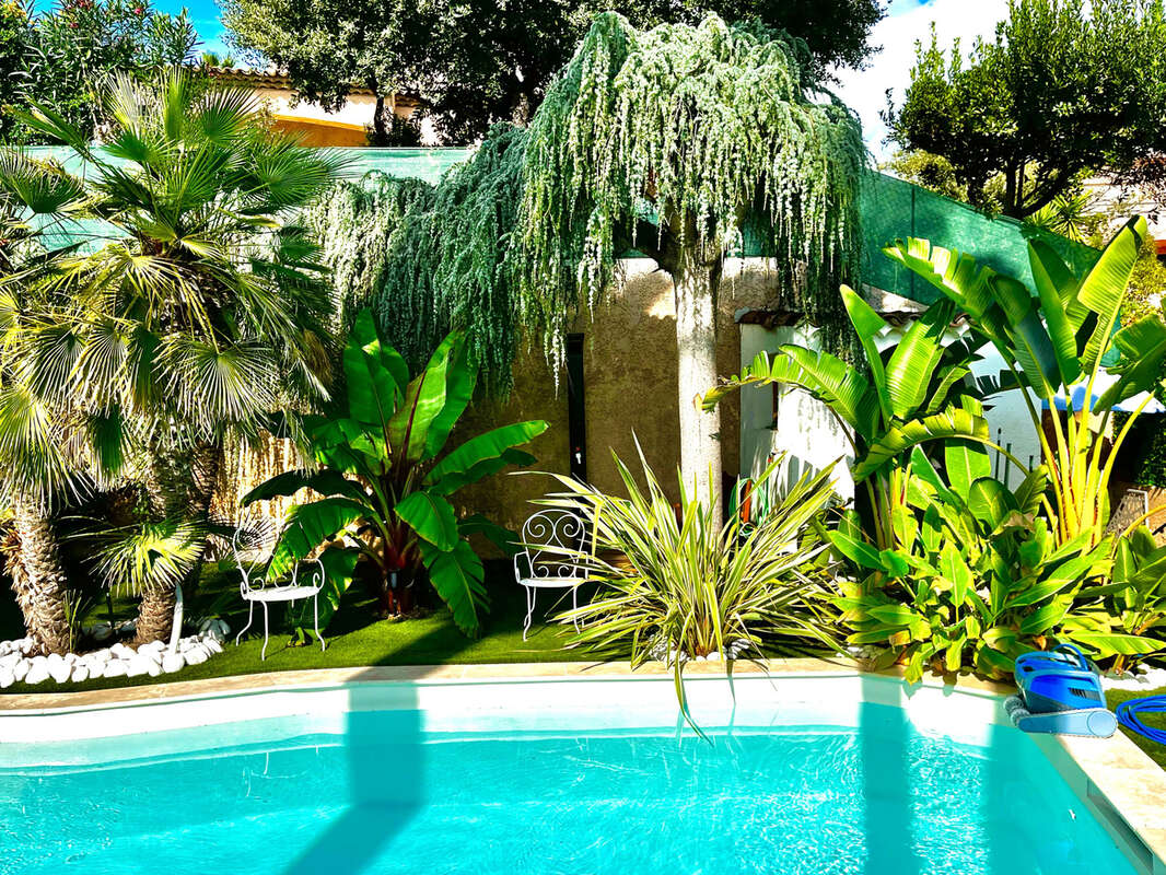 Limite mandelieu ville t4/t5 de 150m2 vue mer panoramique jardin entourant jacuzzi garage - photo 4