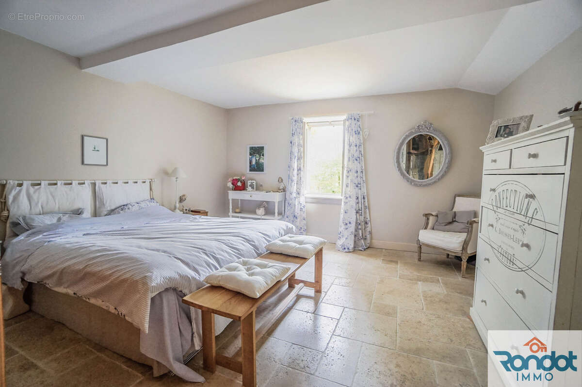 Maison à VILLECOMTE