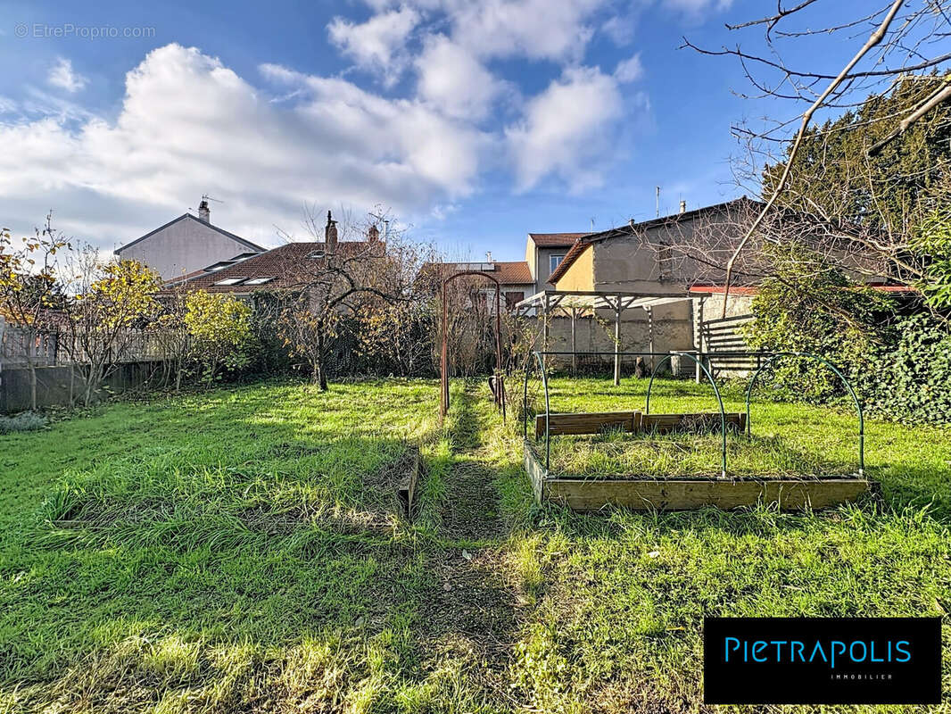 Salle d&#039;eau du bas - Maison à LYON-8E