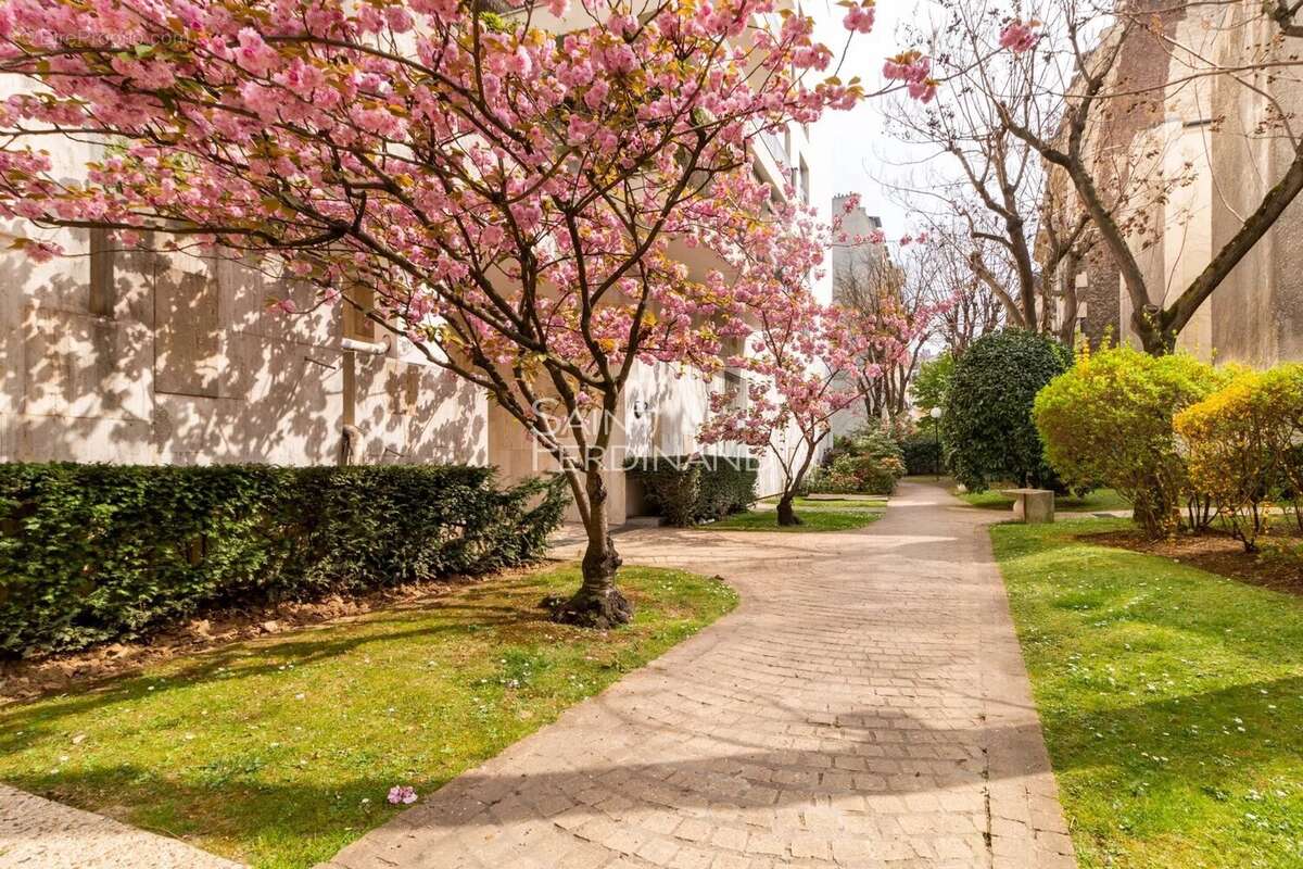 Appartement à NEUILLY-SUR-SEINE