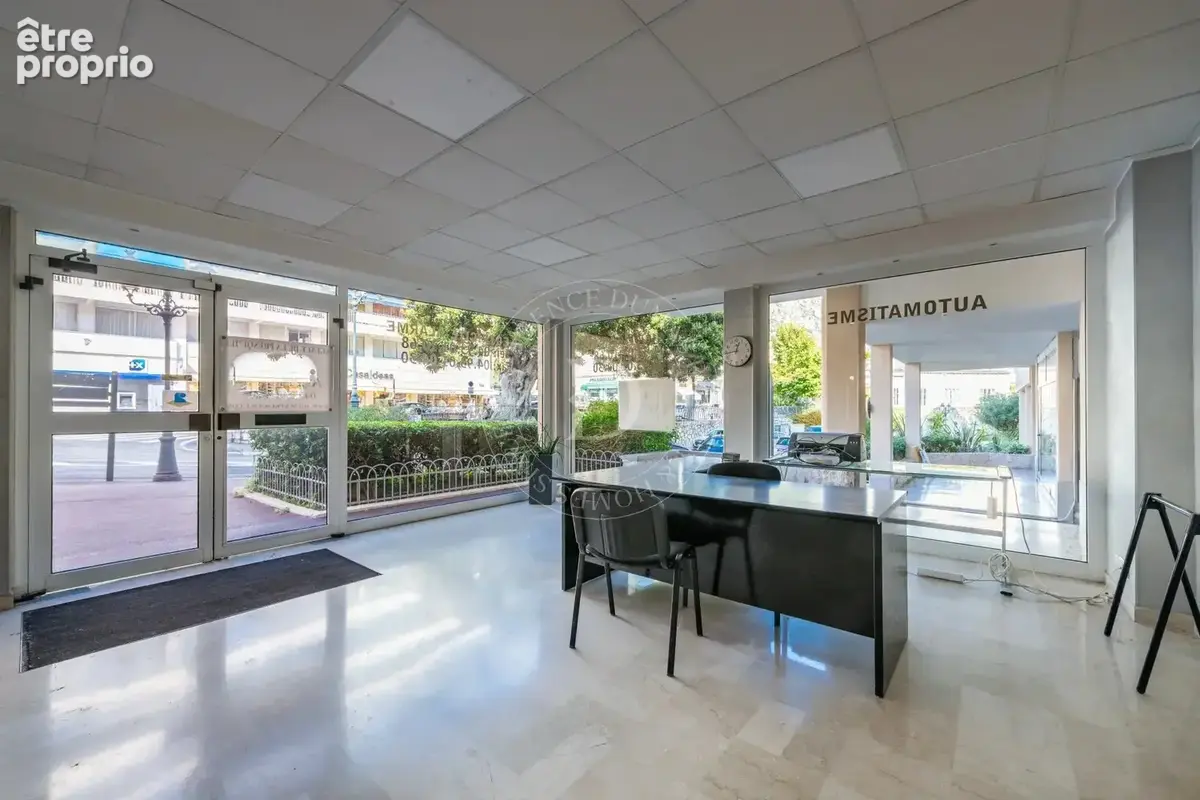 Beaulieu-sur-Mer – Local commercial de 90 m² avec quatre vitrines - photo 3