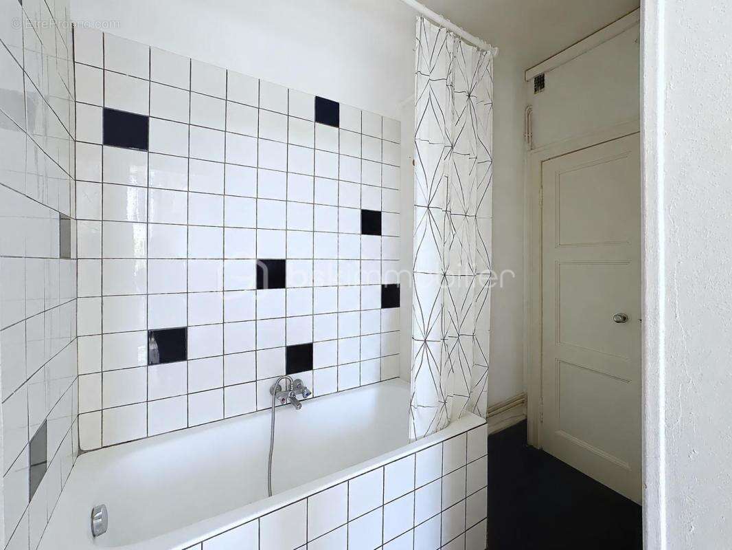 T4 de caractère de 94,17 m² A RENOVER– Quartier Saint-Laurent – Grenoble - photo 8