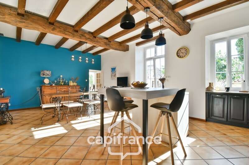 Maison à vendre 10 pièces BIGNAY (17), proche ST JEAN D'ANGELY et ses commerces, avec jardin, piscine et garage - photo 2