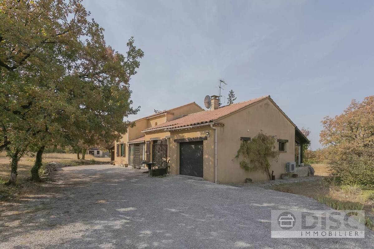 Maison de plain-pied avec grand jardin et garage. - photo 2