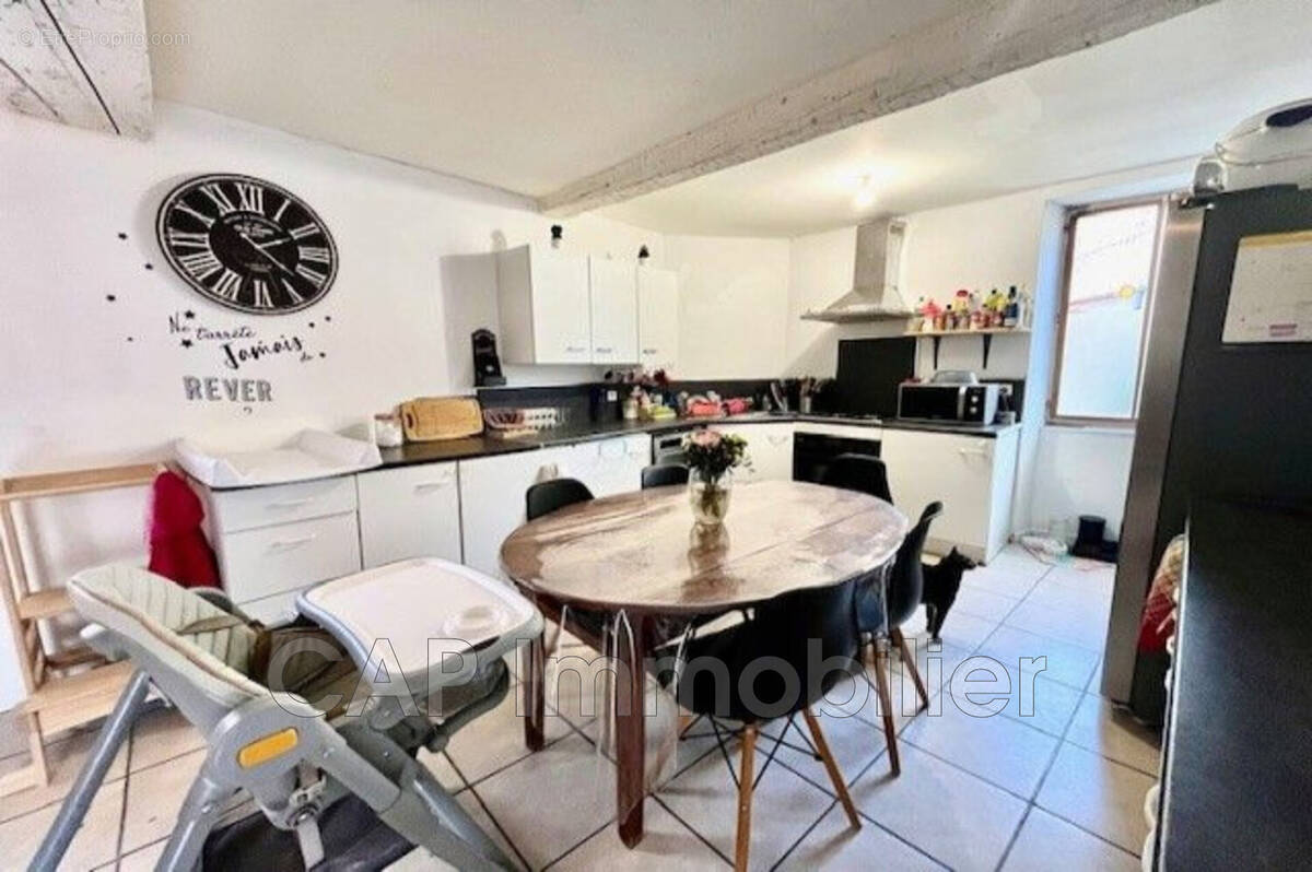 Maison à OPOUL-PERILLOS