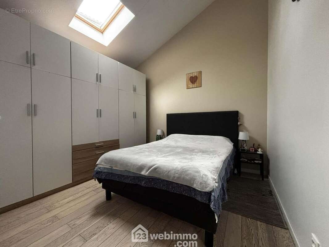 Attenante au salon, la chambre de 10 m2 agrémentée d&#039;une grande armoire. - Maison à CHATELLERAULT