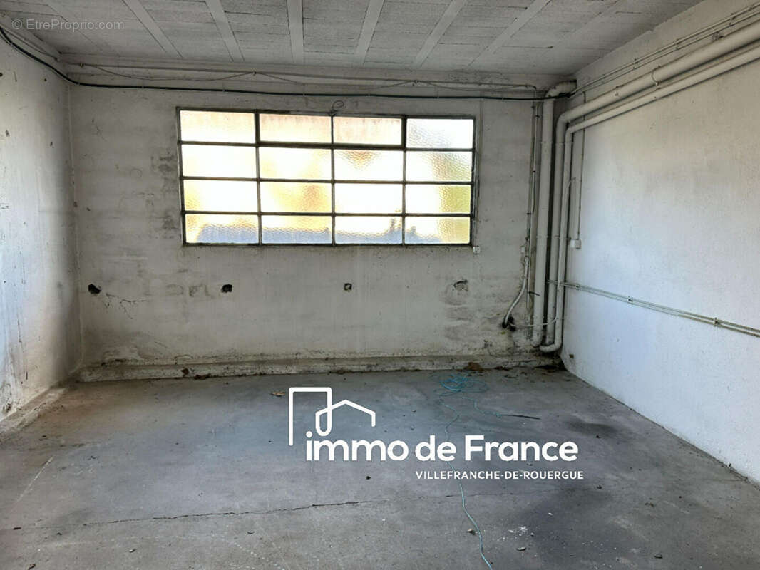Villefranche De Rouergue, local de stockage, entrepôt de 500 m² , 400 m² en rez de chaussée + 100 m² a l'étage - photo 8
