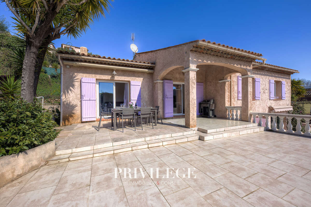 Maison à LA ROQUETTE-SUR-SIAGNE