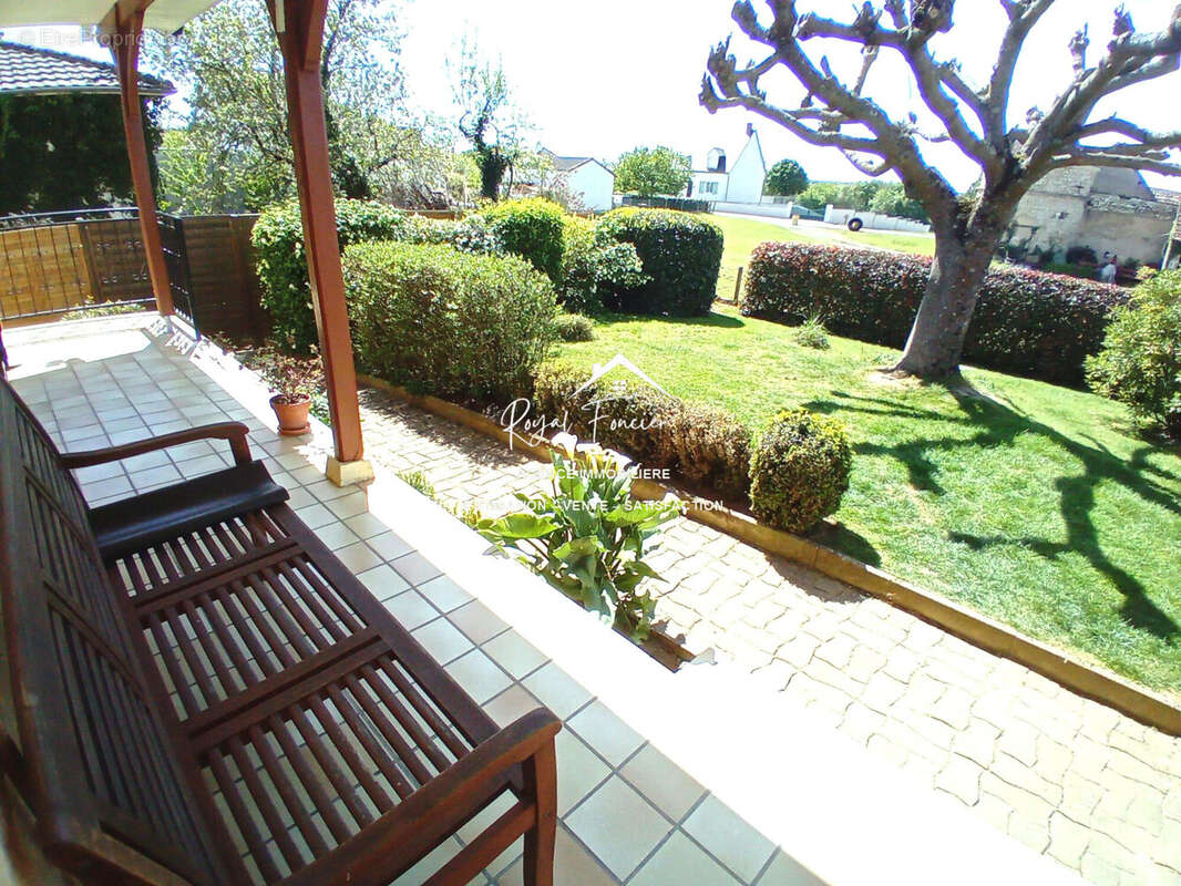 Terrasse carrelée avec son jardin clos de 555 m2 - Maison à DANGE-SAINT-ROMAIN