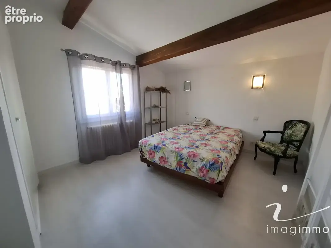 Idéalement placée, découvrez cette spacieuse maison de village avec un garage de 75 m2 ! - photo 12
