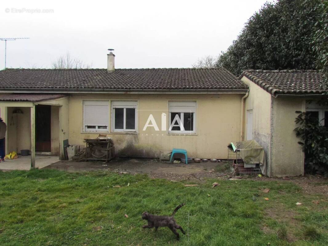 Maison à LES ADJOTS