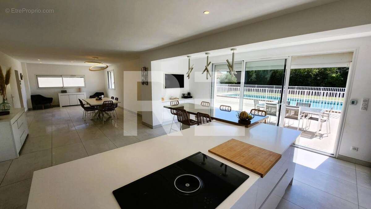 Maison à SAINT-CHAPTES