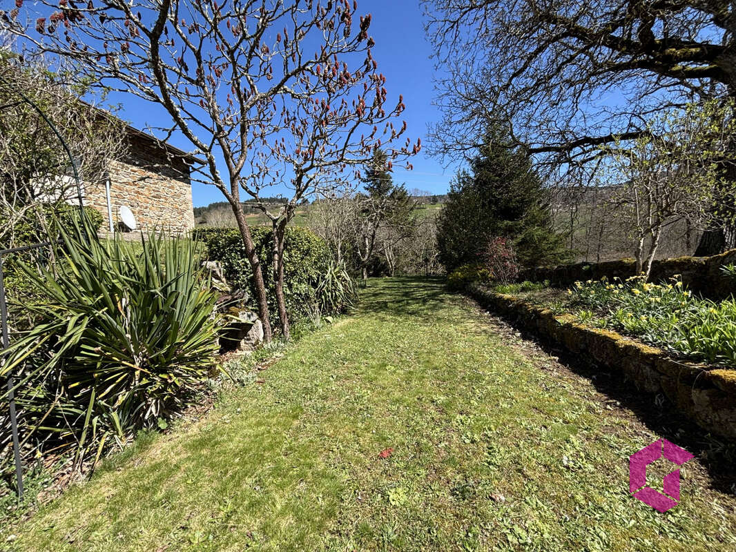 Maison en pierre + grange + écurie + garage sur terrain attenant de 5560 m2 - photo 3