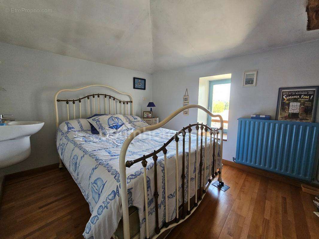 Maison charentaise de 232 m², 6 chambres, un bureau, piscine et un garage de 90 m² - LINARS (16) - photo 12
