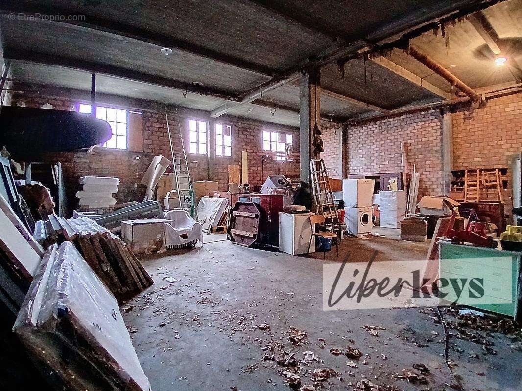 OPPORTUNITE INVESTISSEUR - Bâtisse à réhabiliter , avec vue partielle sur le port, dans un secteur en plein essor - photo 6