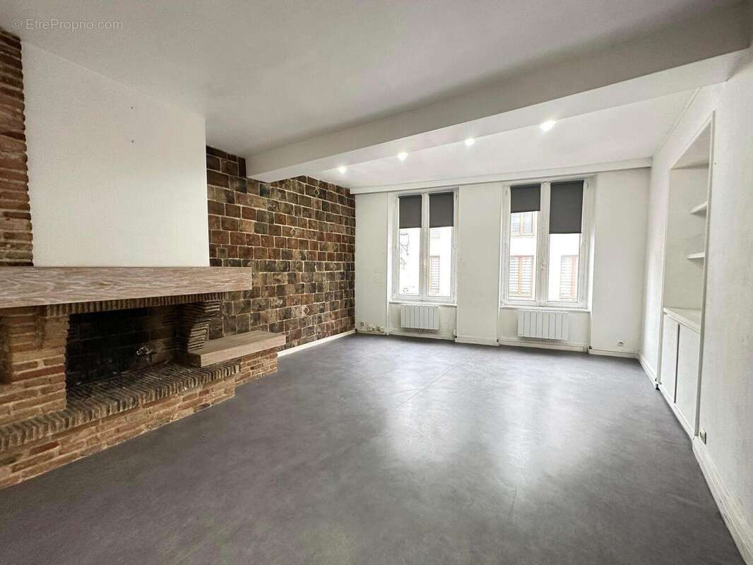 Un bureau de 23 m² très agréable avec cheminée