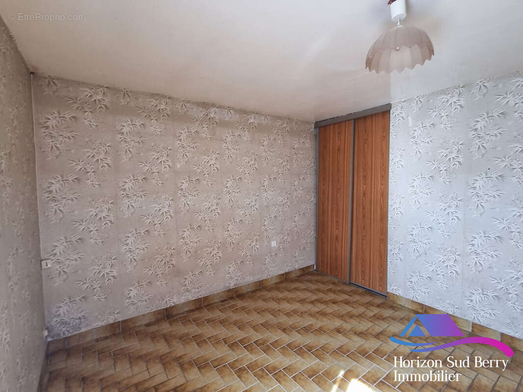 Chambre au RDC - Maison à LA BERTHENOUX