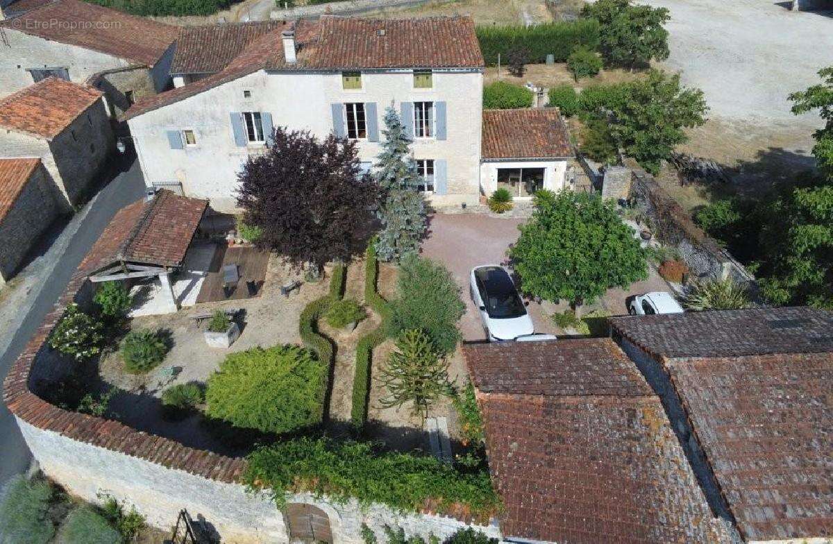 Maison 241 m² à Verteuil-Sur-Charente  - photo 2