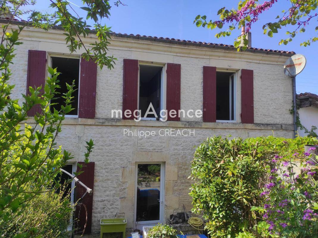 Maison à SAINT-JEAN-D'ANGELY