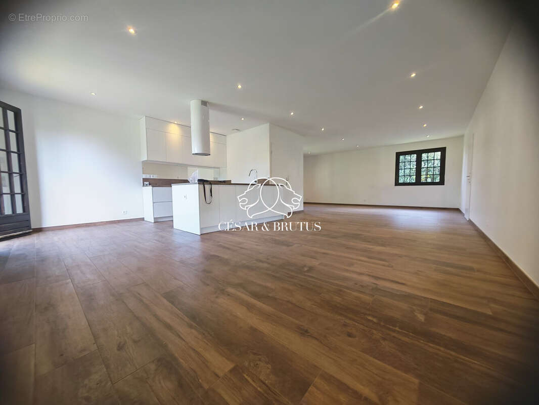 Maison 160 m² à Saint-Genis-Laval  - photo 3