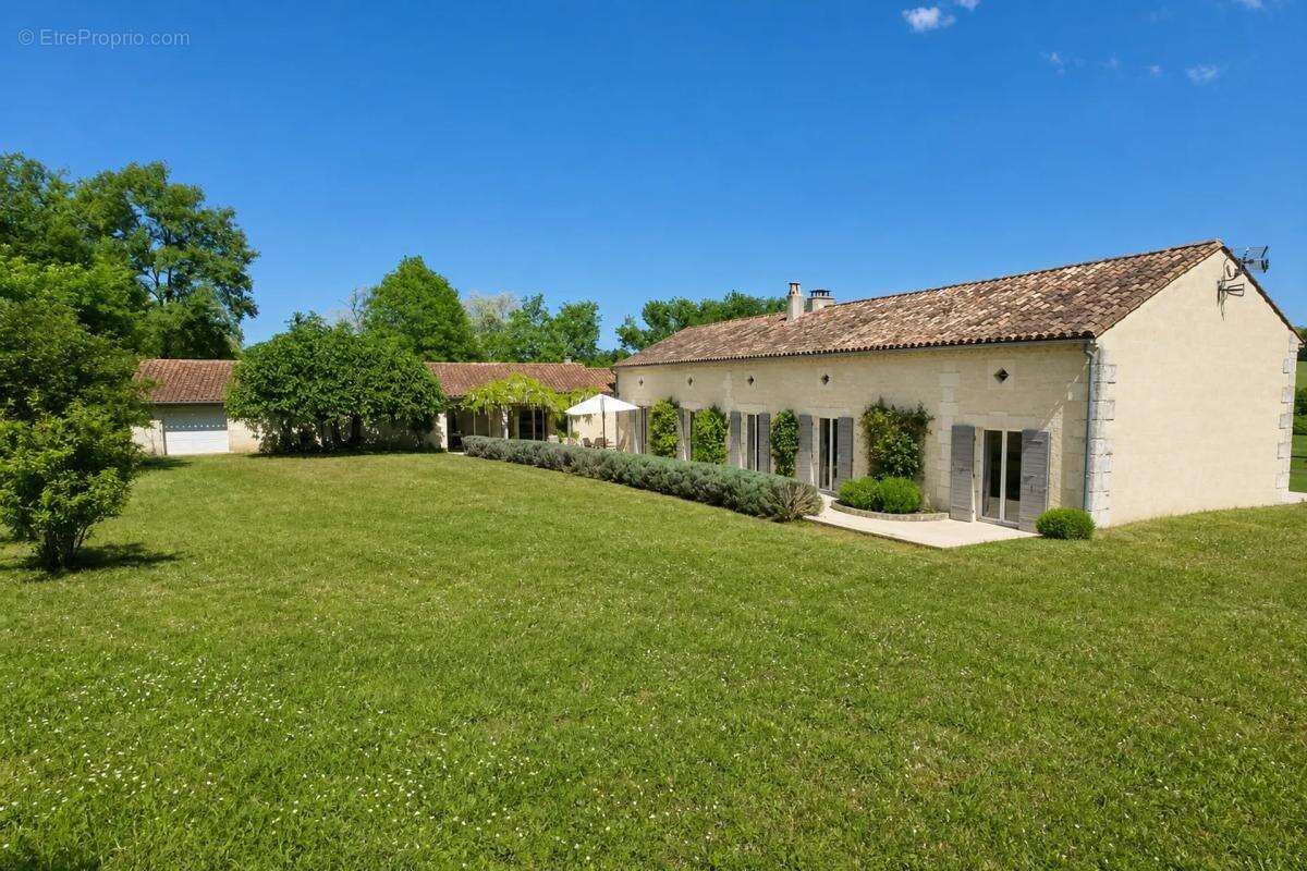 Maison à DOUVILLE