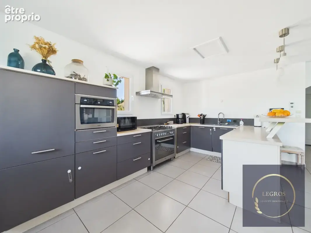 Maison individuelle de 140 m2 sur une parcelle de 557 m2 avec piscine, garage et abri. - photo 2