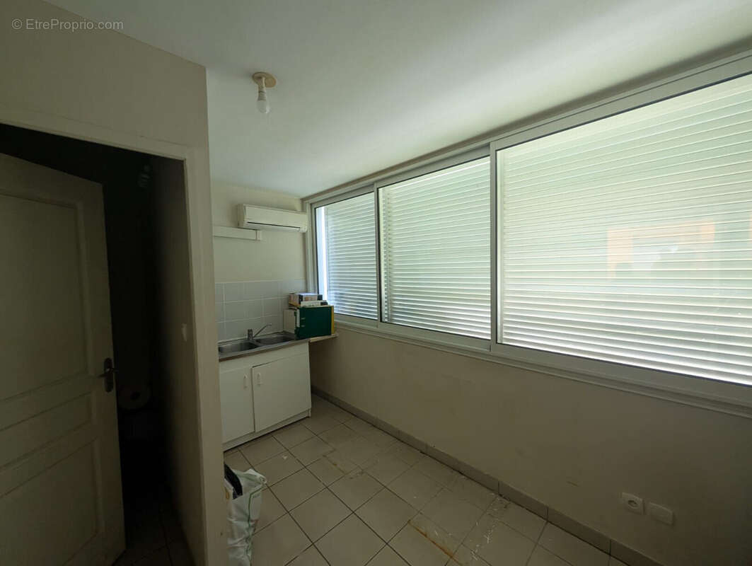 Commerce 78 m² à Saint-Pierre  - photo 7