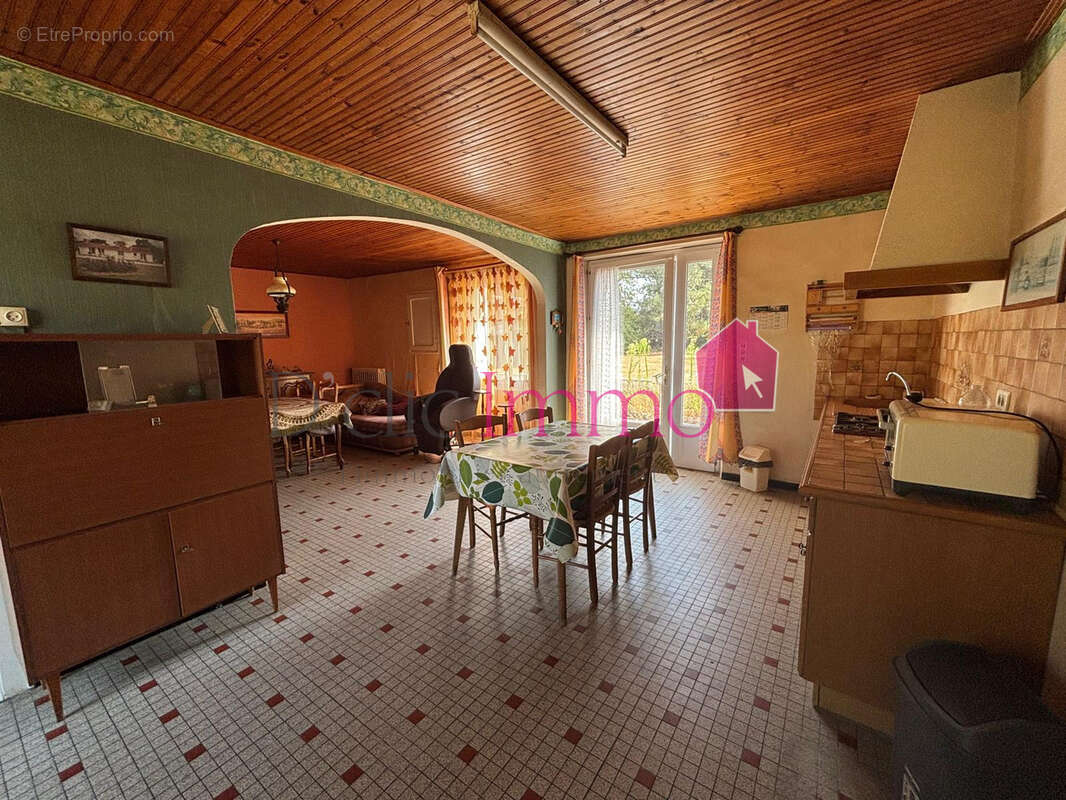 COMMEQUIERS - Maison 3 chambres à rénover avec grand terrain   Fort potentiel ! - photo 2