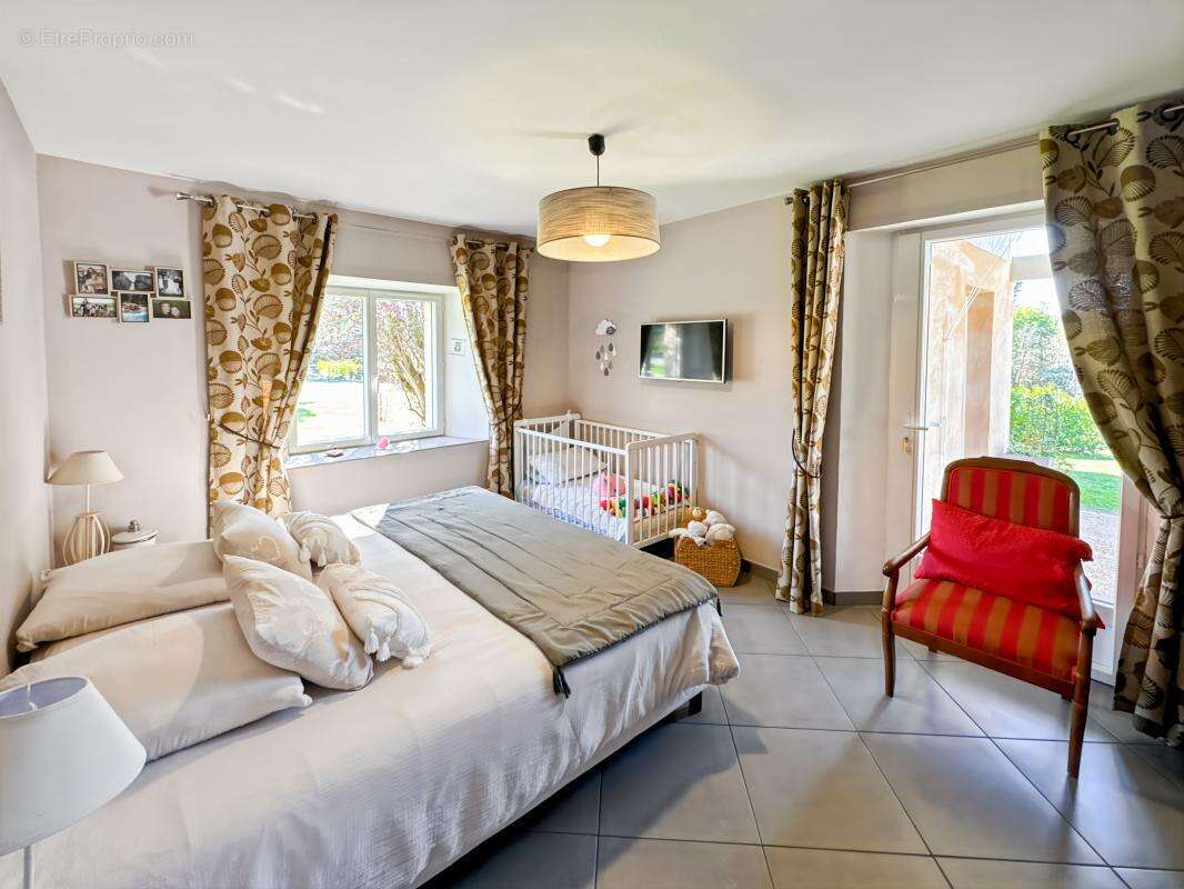 Maison à NOTRE-DAME-DE-SANILHAC