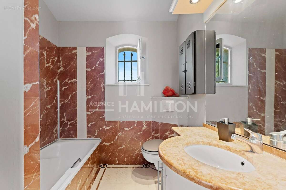 Maison à CHATEAUNEUF-GRASSE