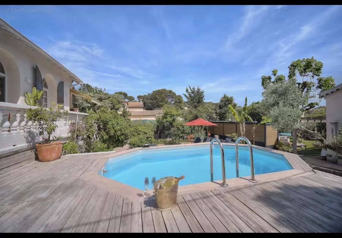 Villa de caractère -5 chambres dans une rue au calme - photo 2