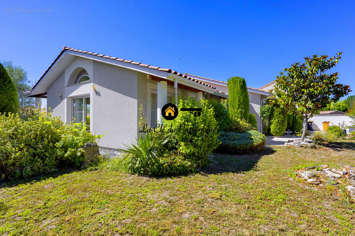 Maison de plain pied 4 pieces - 118 m2 -  piscine -garage- terrain de 857 m2 - st andre de cubzac - photo 3