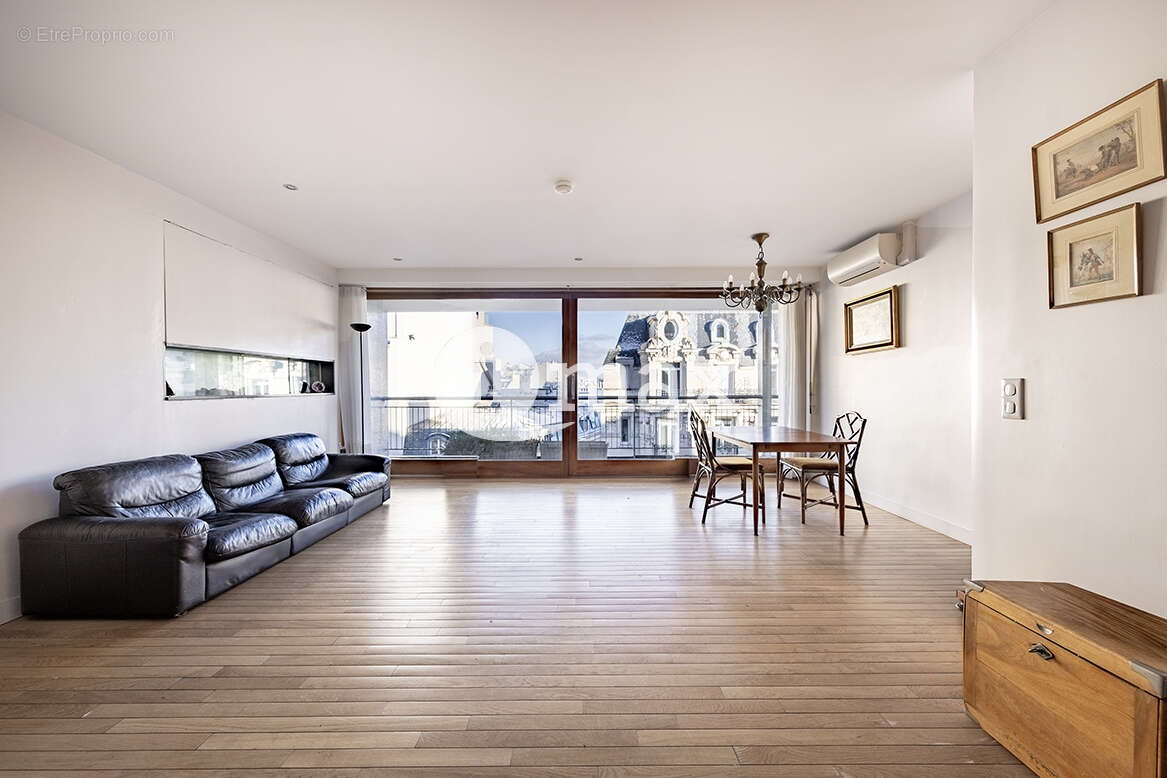 Appartement à PARIS-16E
