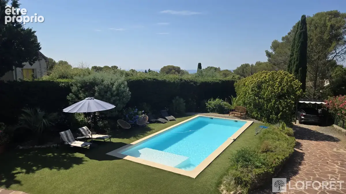 Saint-Raphaël  Villa rénovée avec vue mer, piscine et vaste terrain - photo 18