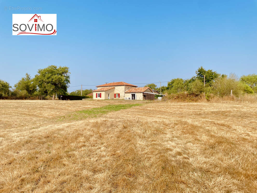 Laissez vous seduire par cette maison de campagne en pierre, nichée sur 3,41 ha en bord de rivière - photo 5