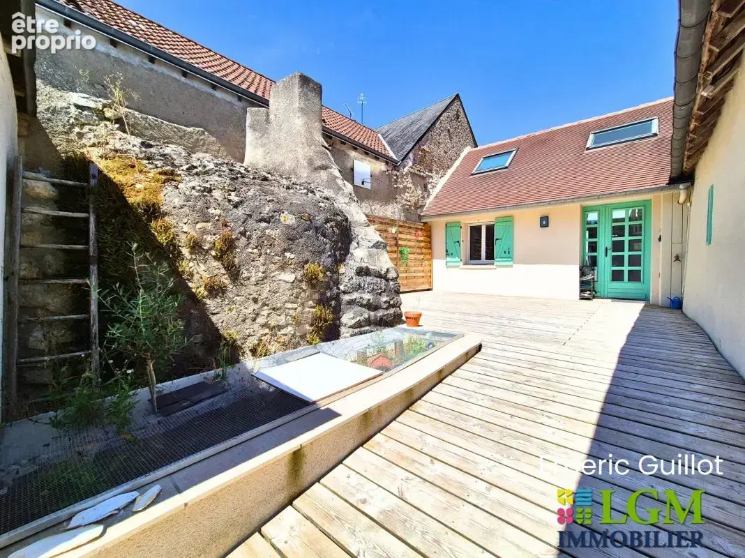  À VENDRE – Maison de bourg entièrement rénovée de 110 m² - 3 Chambres - Bureau - Terrasse - Atelier - appentis - Cave - Chambon - photo 3