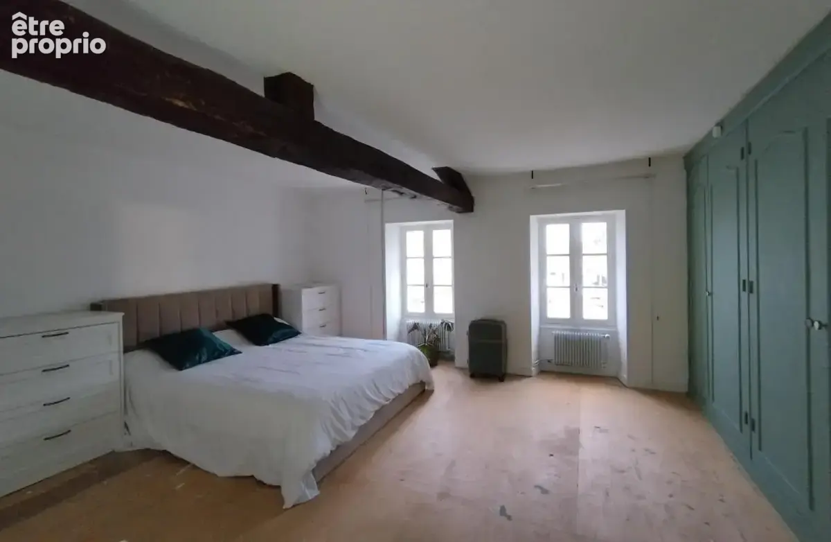Chazelles, proche La Rochefoucauld. Maison de caractère de 223 m², 5 chambres, cour et grange - photo 11