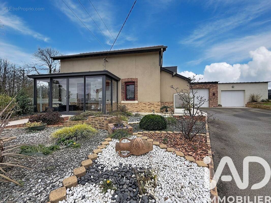 Photo 1 - Maison à SAINT-MEEN-LE-GRAND