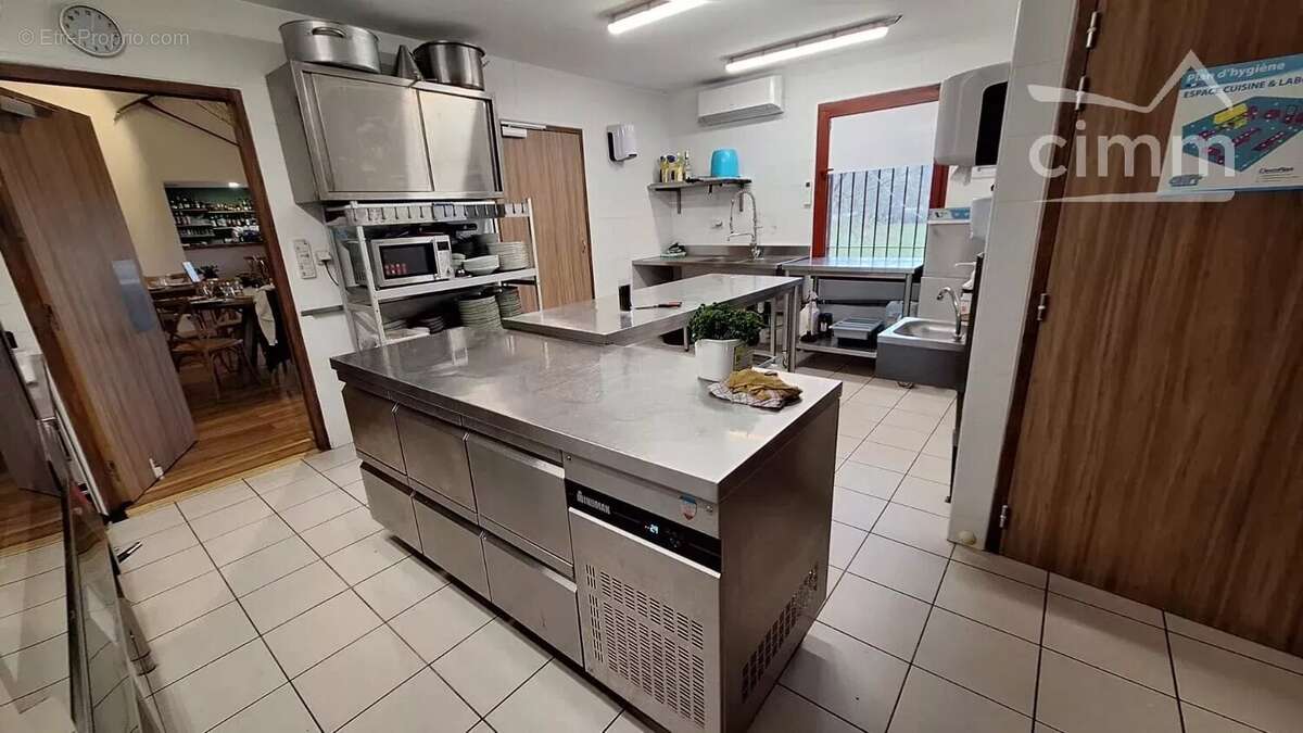 Commerce à SAINT-ANDRE-DE-CRUZIERES