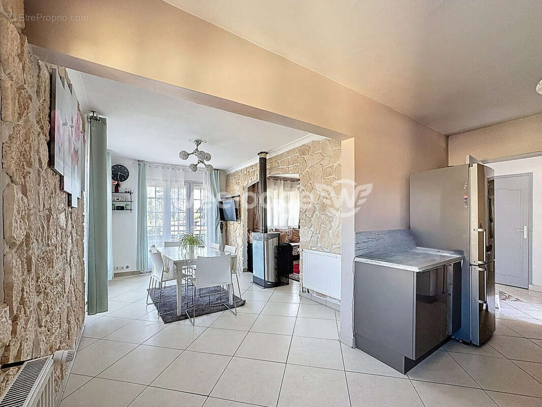 Maison à CHANTELOUP-LES-VIGNES