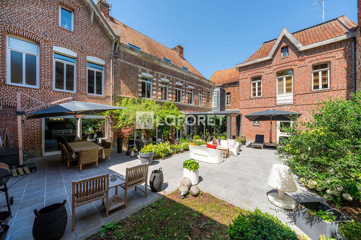 Grande maison d'époque rénovée avec goût - Secteur Tribunal - photo 11
