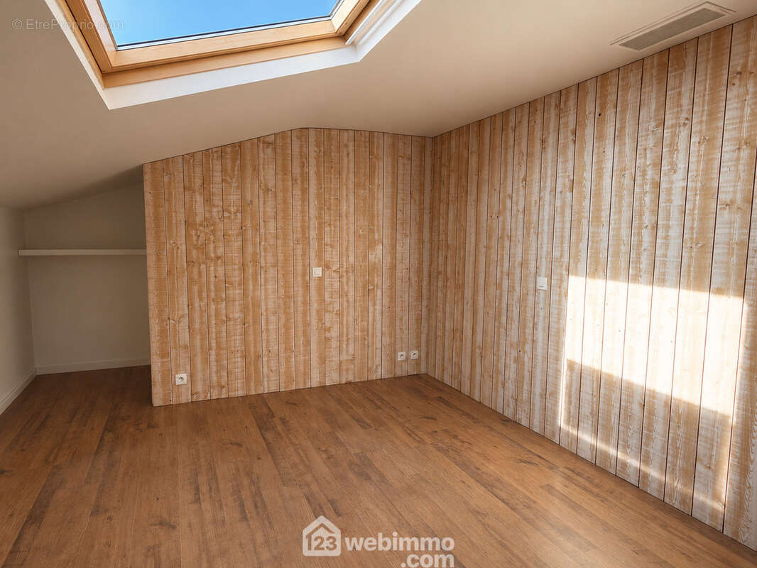 Appartement 176 m² à Maze  - photo 6