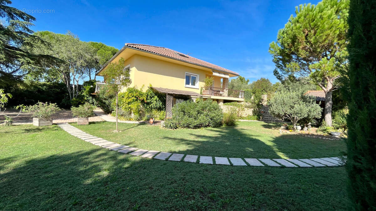 Maison à ENTRAIGUES-SUR-LA-SORGUE