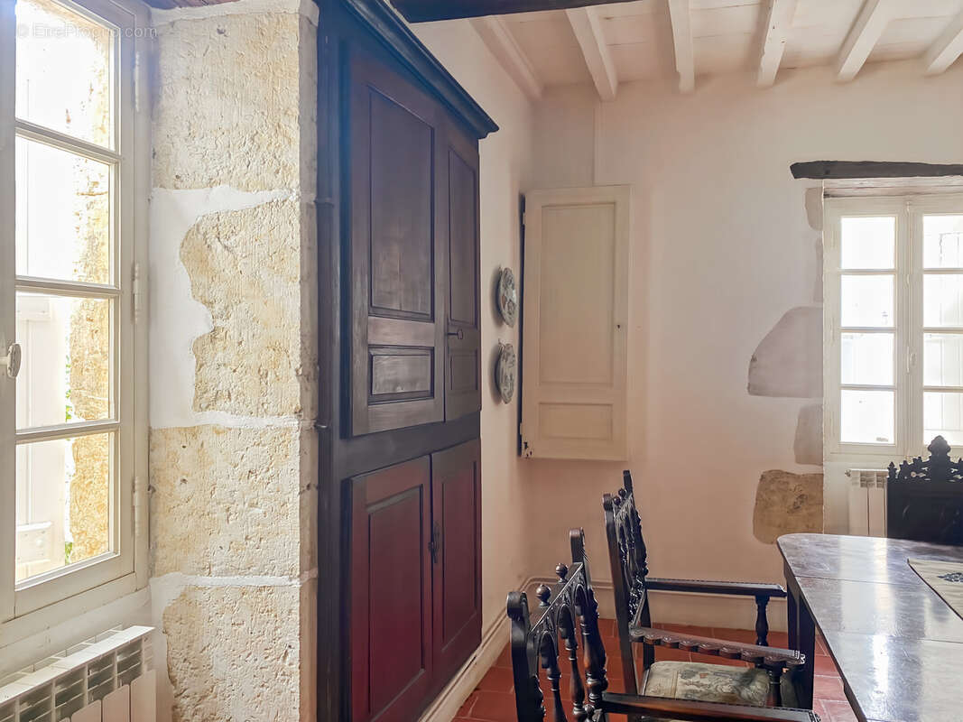 À Vendre – Maison de village en pierre (6 pièces) de 227 m² à Bazian (Gers) avec cour et jardinet - photo 5